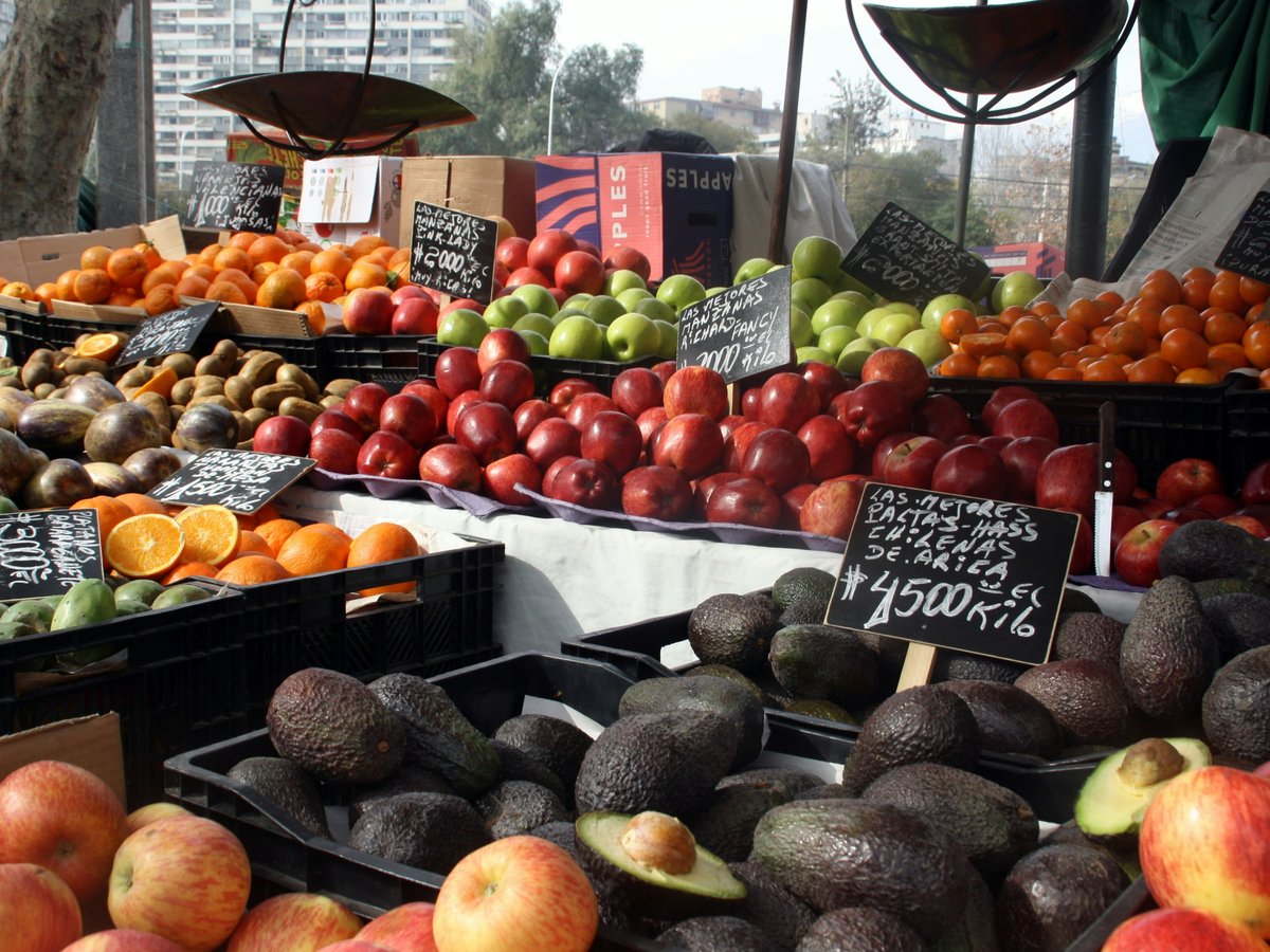 a fruit stand with fruits