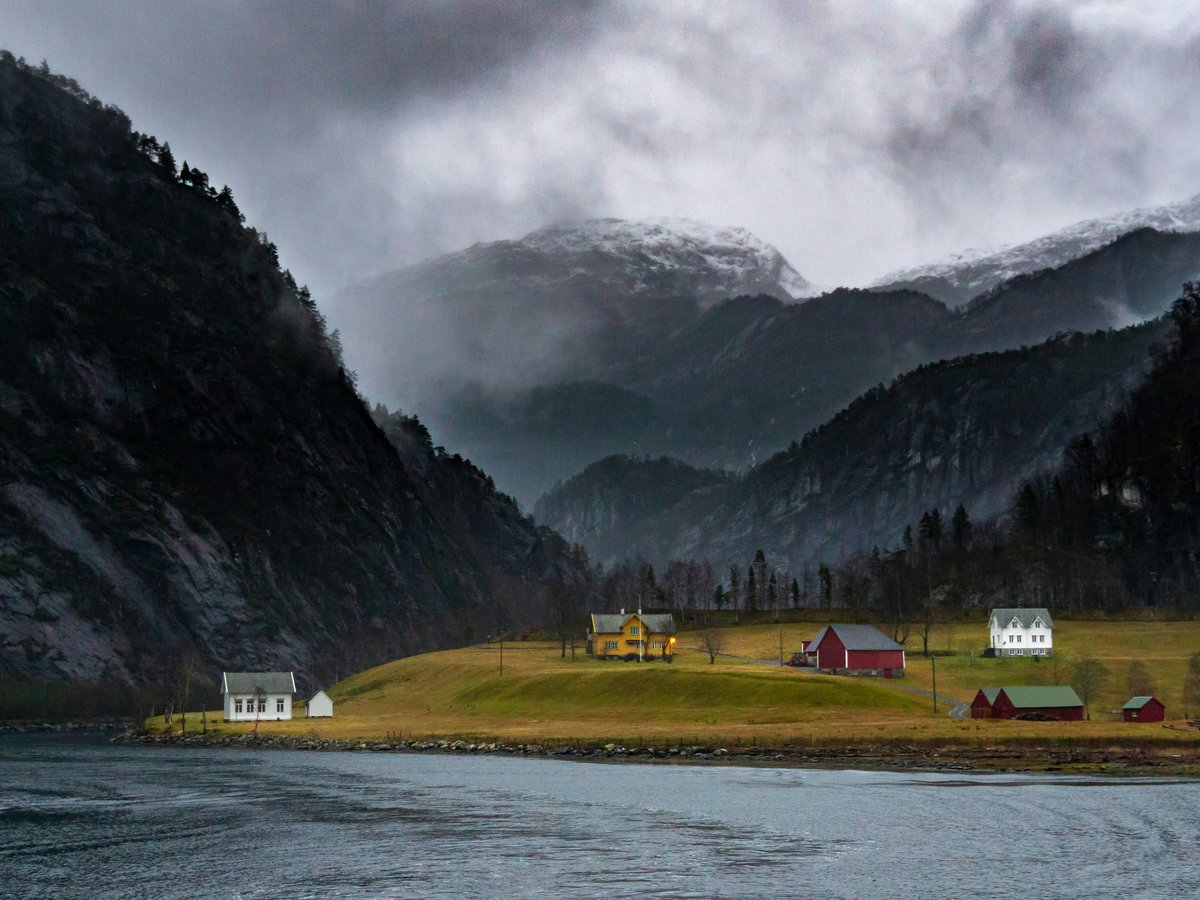 houses in near mountains and trees during daytime