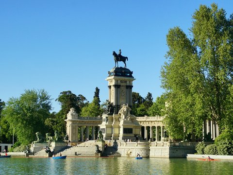 A pond with a statue in the middle of it