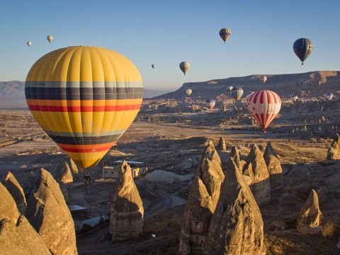 thirteen air balloons