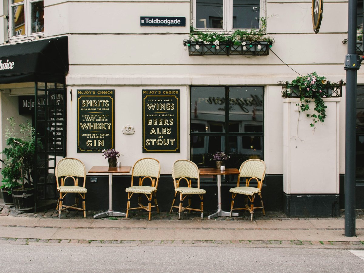 a group of chairs sitting outside of a restaurant