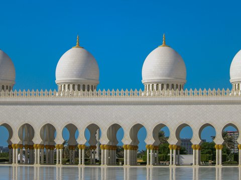 A large white building with a lot of windows