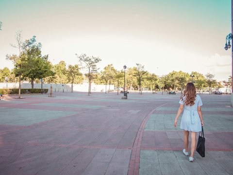 woman talking outdoor