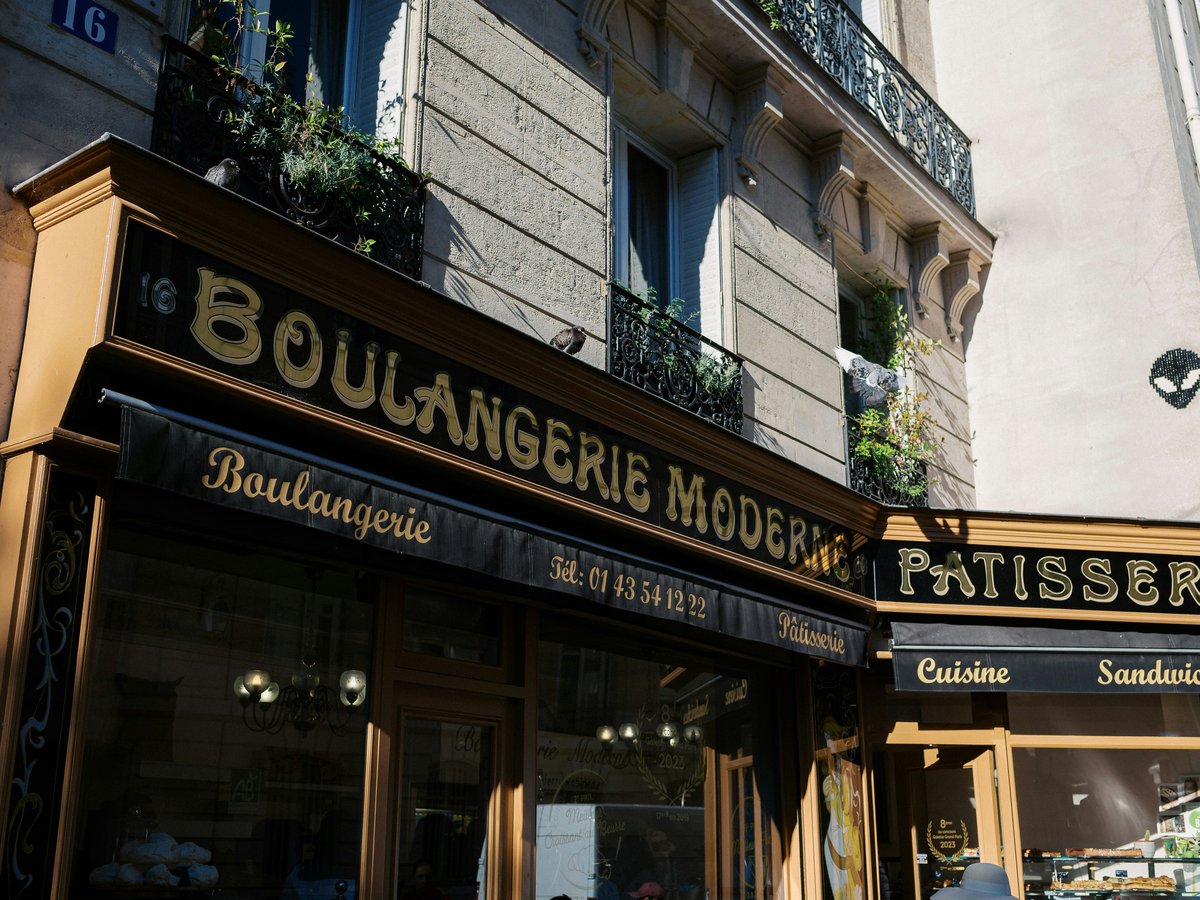 A building with a sign that says boulangere house