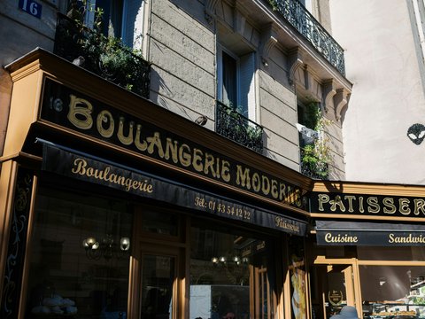 A building with a sign that says boulangere house