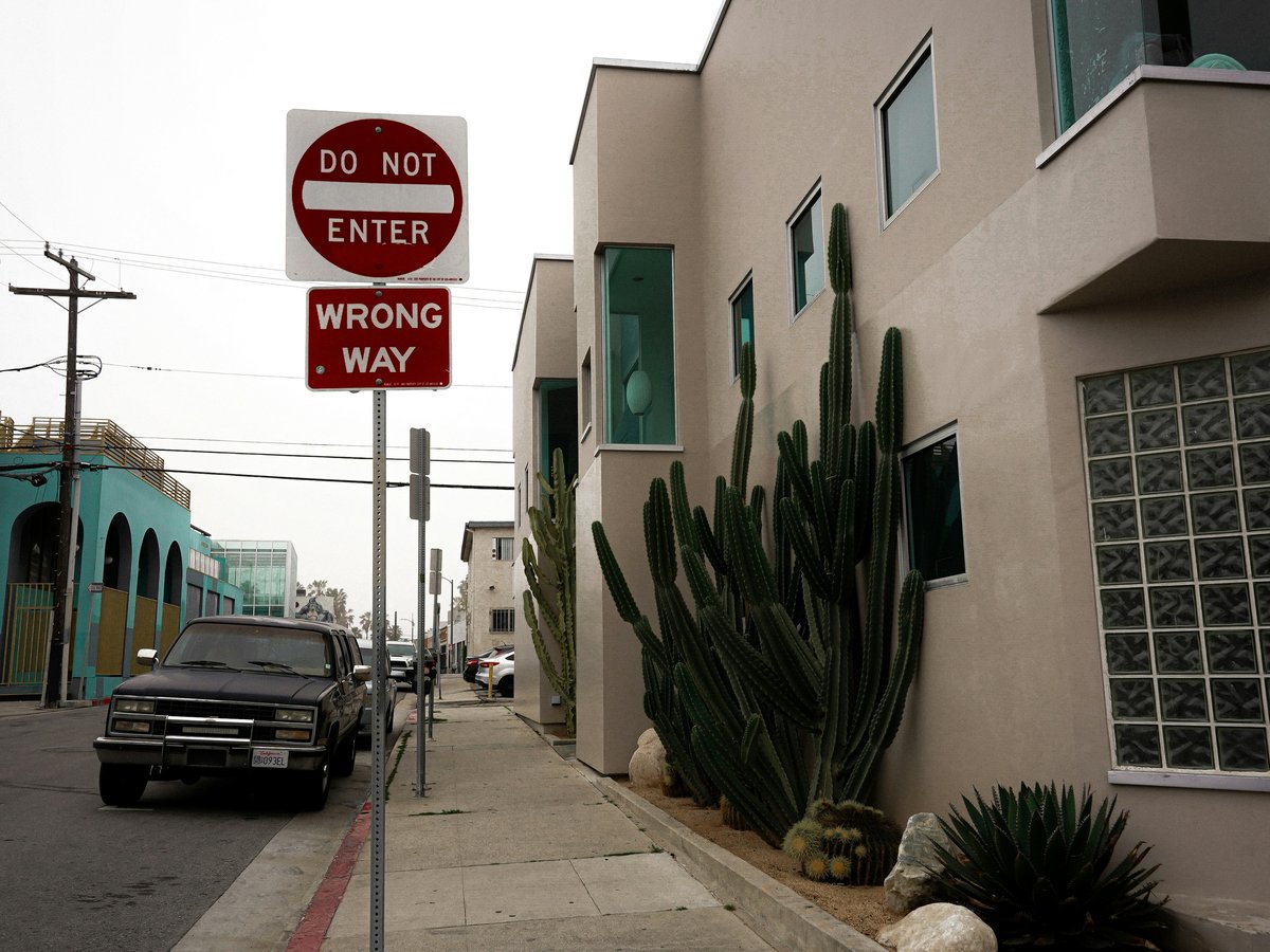 a street sign that says do not enter wrong way