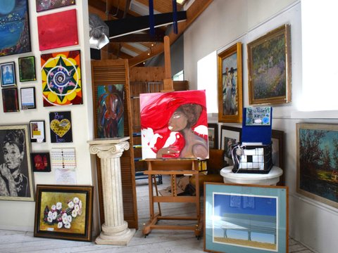 a room filled with lots of art and paintings