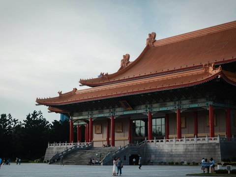 photography of people gathering near outdoor during daytime