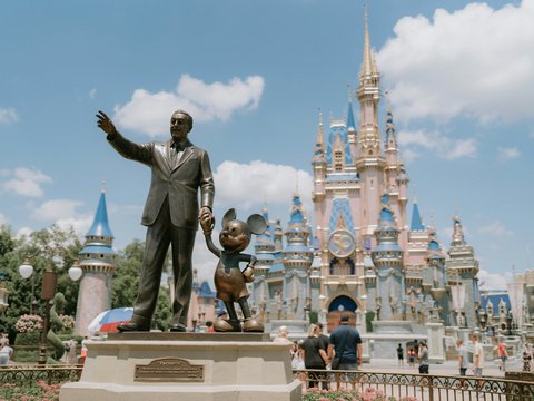 a statue of a man in front of a castle