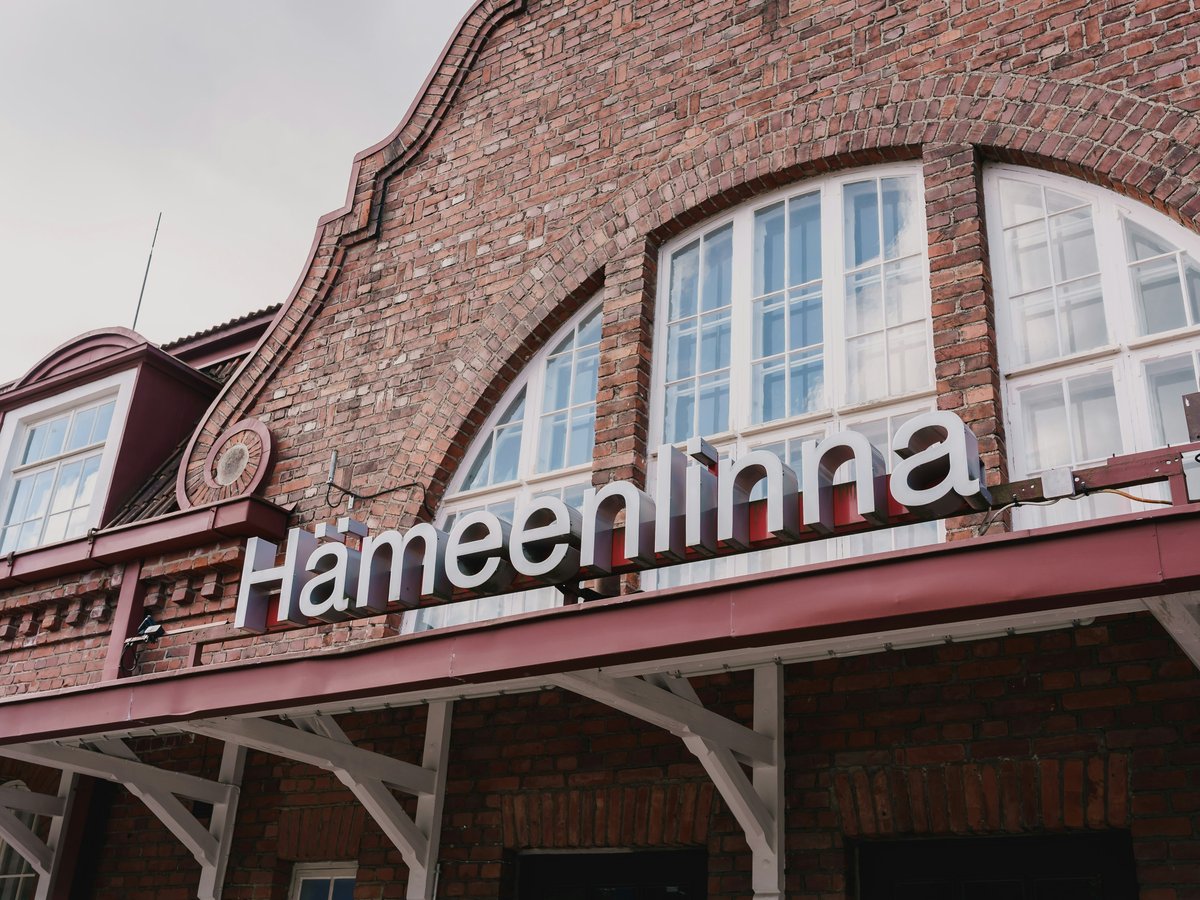 A brick building with a sign that reads hamelinna