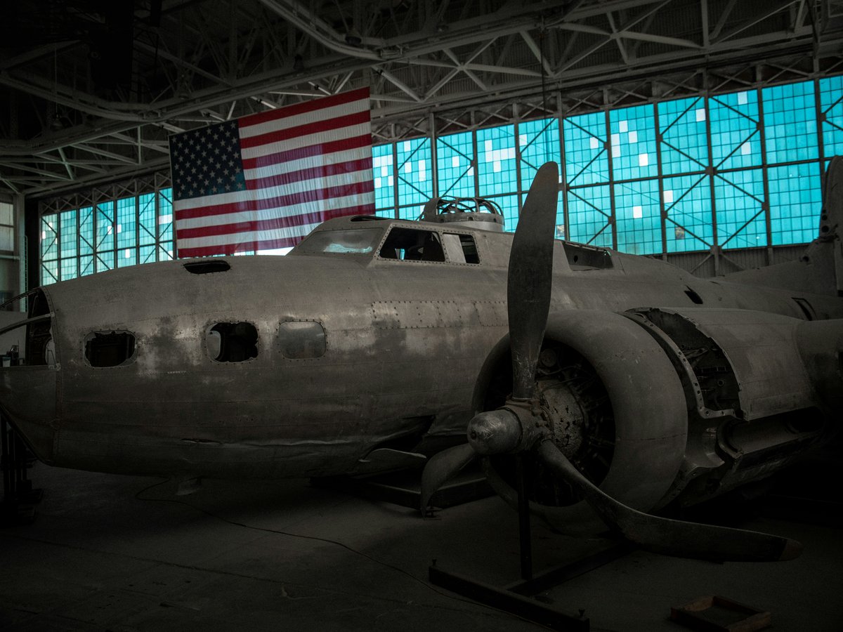shallow focus photography of grey airplane