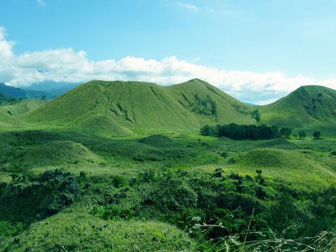 green mountain during daytime