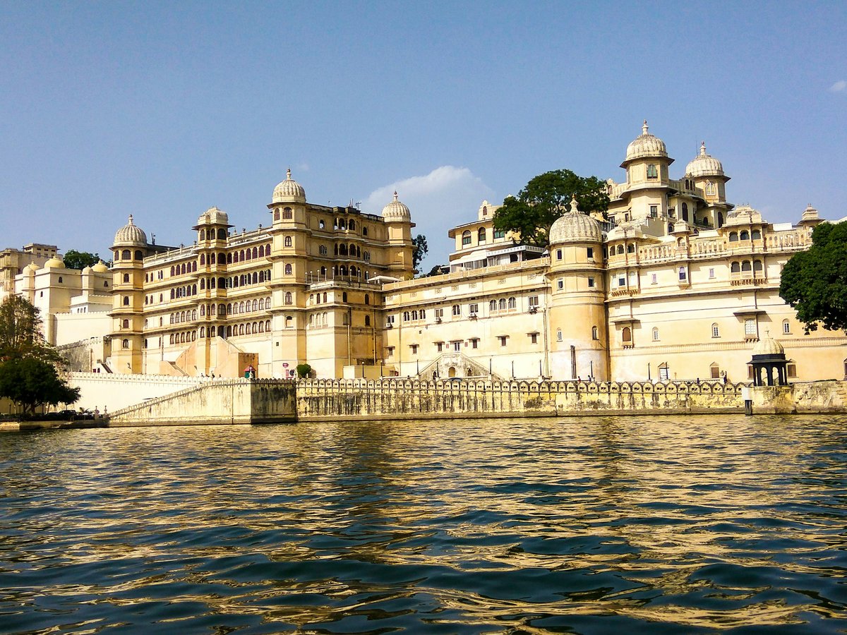The City Palace on the banks of Lake Pichola in Udaipur, India