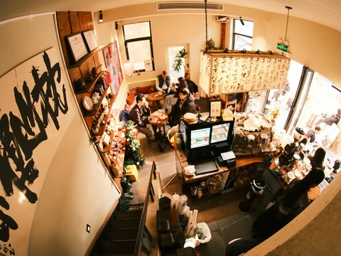 A busy restaurant filled with people.