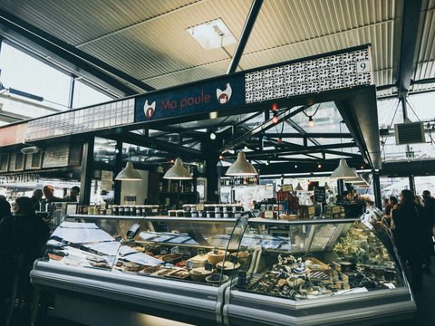 Ma Poule cake display on market at daytime