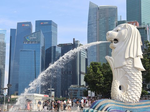 a statue of a lion spewing water into the air
