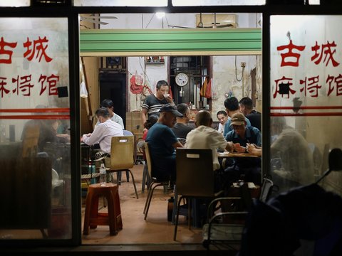 A group of people sitting at tables in a restaurant