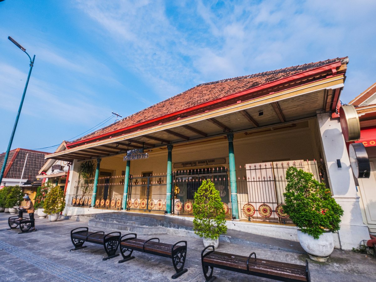 A row of benches sitting in front of a building