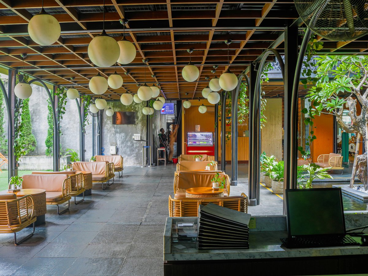a room filled with lots of chairs and tables