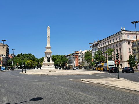 A city street with a monument in the middle of it