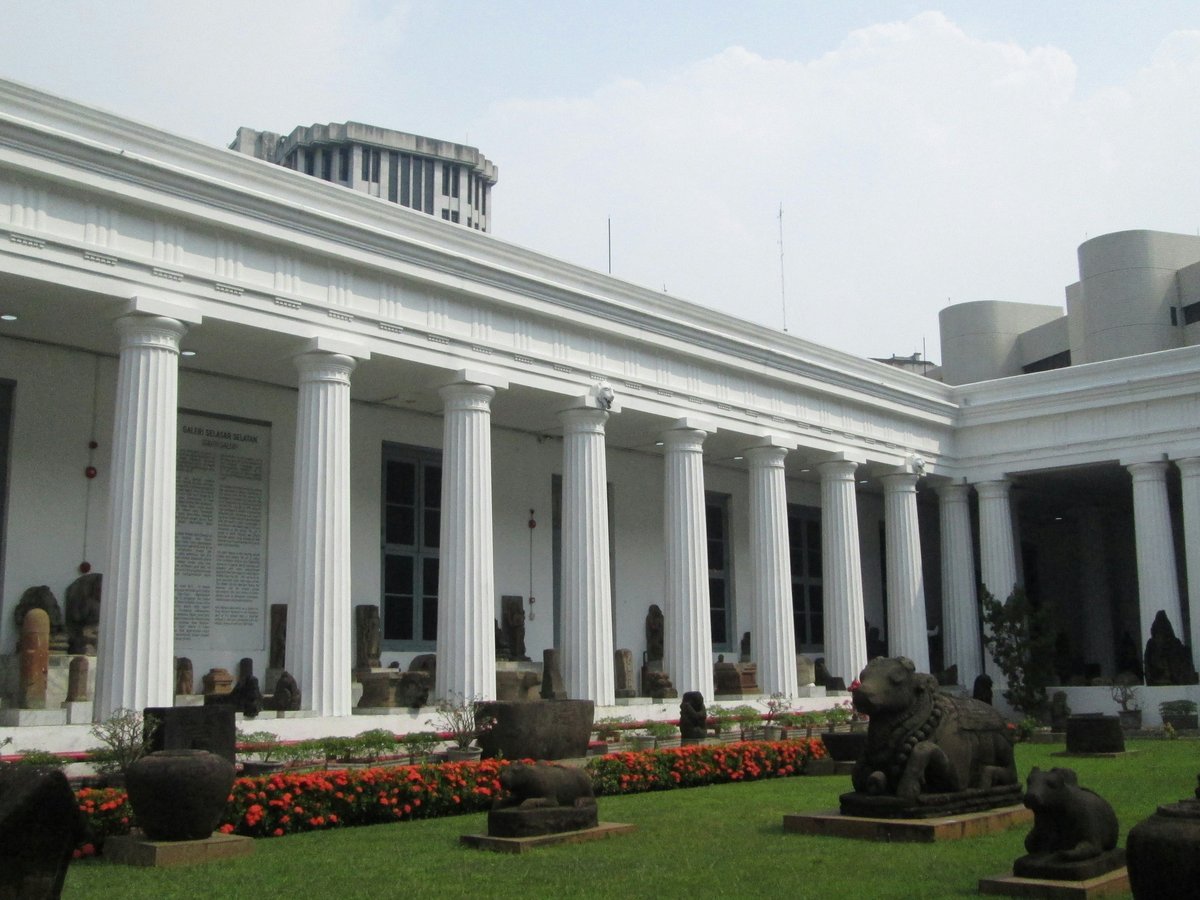 a building with columns and statues in front of it