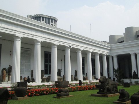 a building with columns and statues in front of it
