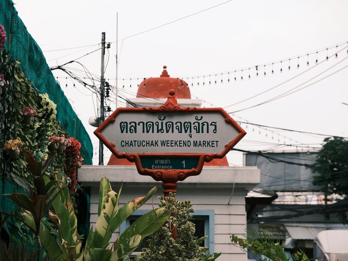 a street sign in a foreign language in front of a building
