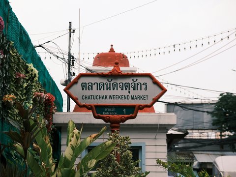 a street sign in a foreign language in front of a building