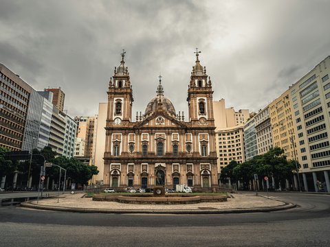 a large building with two towers and a fountain in front of it