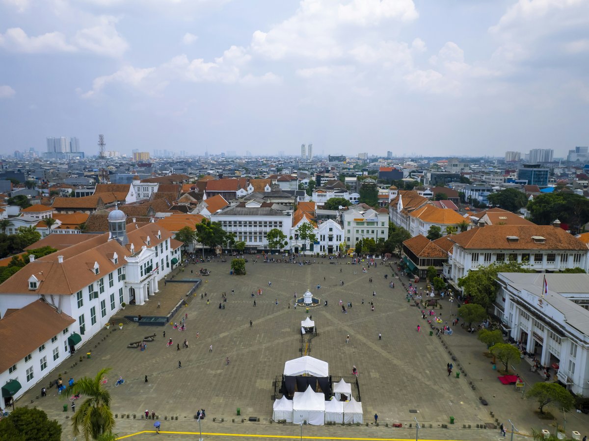 a city with many buildings