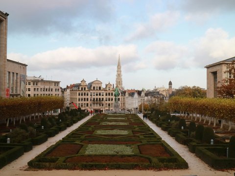 a view of a garden in the middle of a city