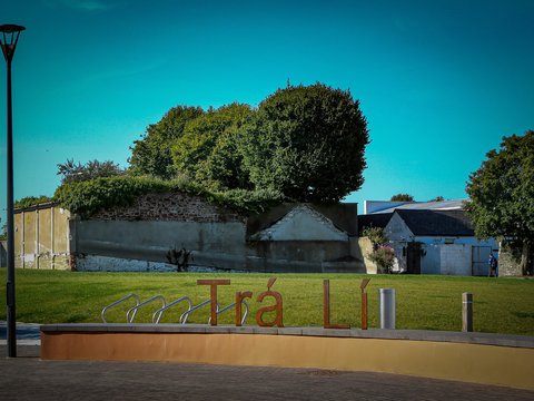 a sign that reads italia in front of a grassy field