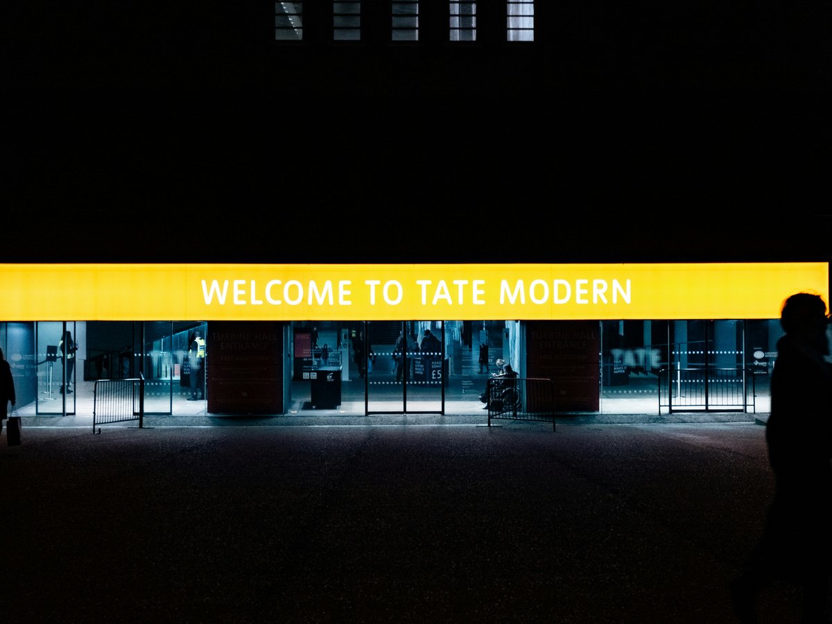 a yellow sign that reads welcome to tate modern