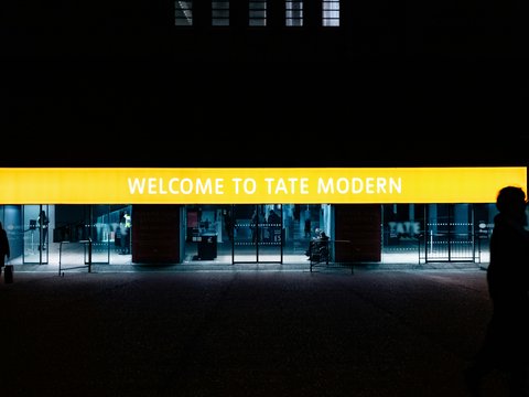 a yellow sign that reads welcome to tate modern