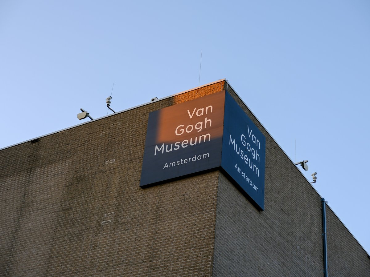 a sign on the side of a building that says van gogh museum