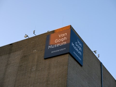 a sign on the side of a building that says van gogh museum