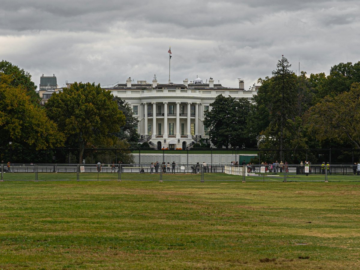 a view of the white house from across the field