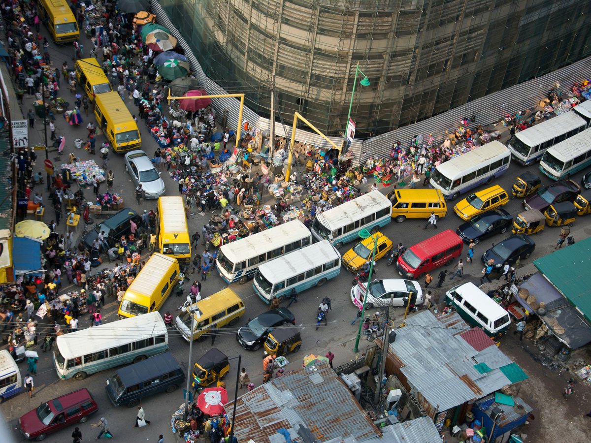 a busy city street filled with lots of traffic