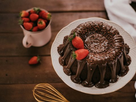 chocolate cake with strawberry on white ceramic plate