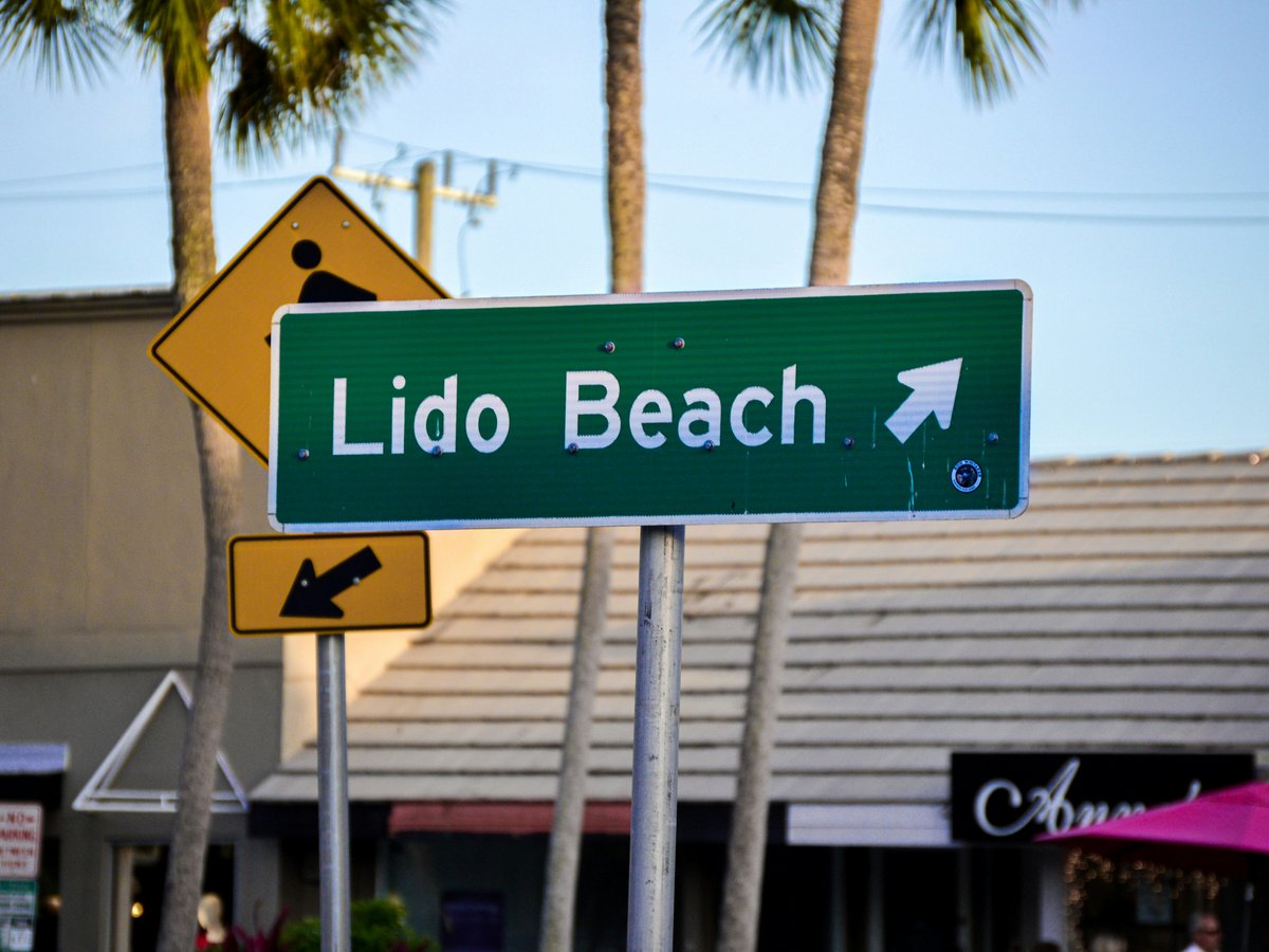 a street sign that says lido beach on it