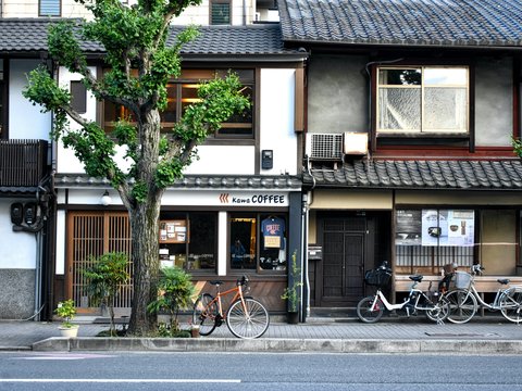 black bicycle parked beside brown and white concrete building during daytime