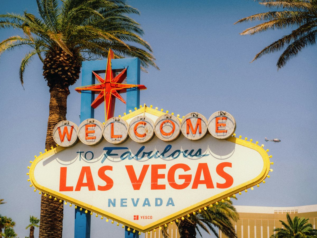 Welcome to fabulous las vegas sign with palm trees
