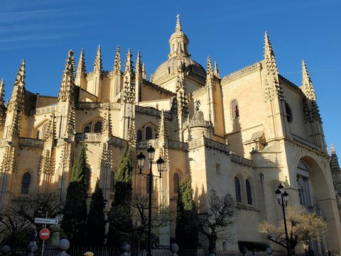 a very tall building with many spires on top of it
