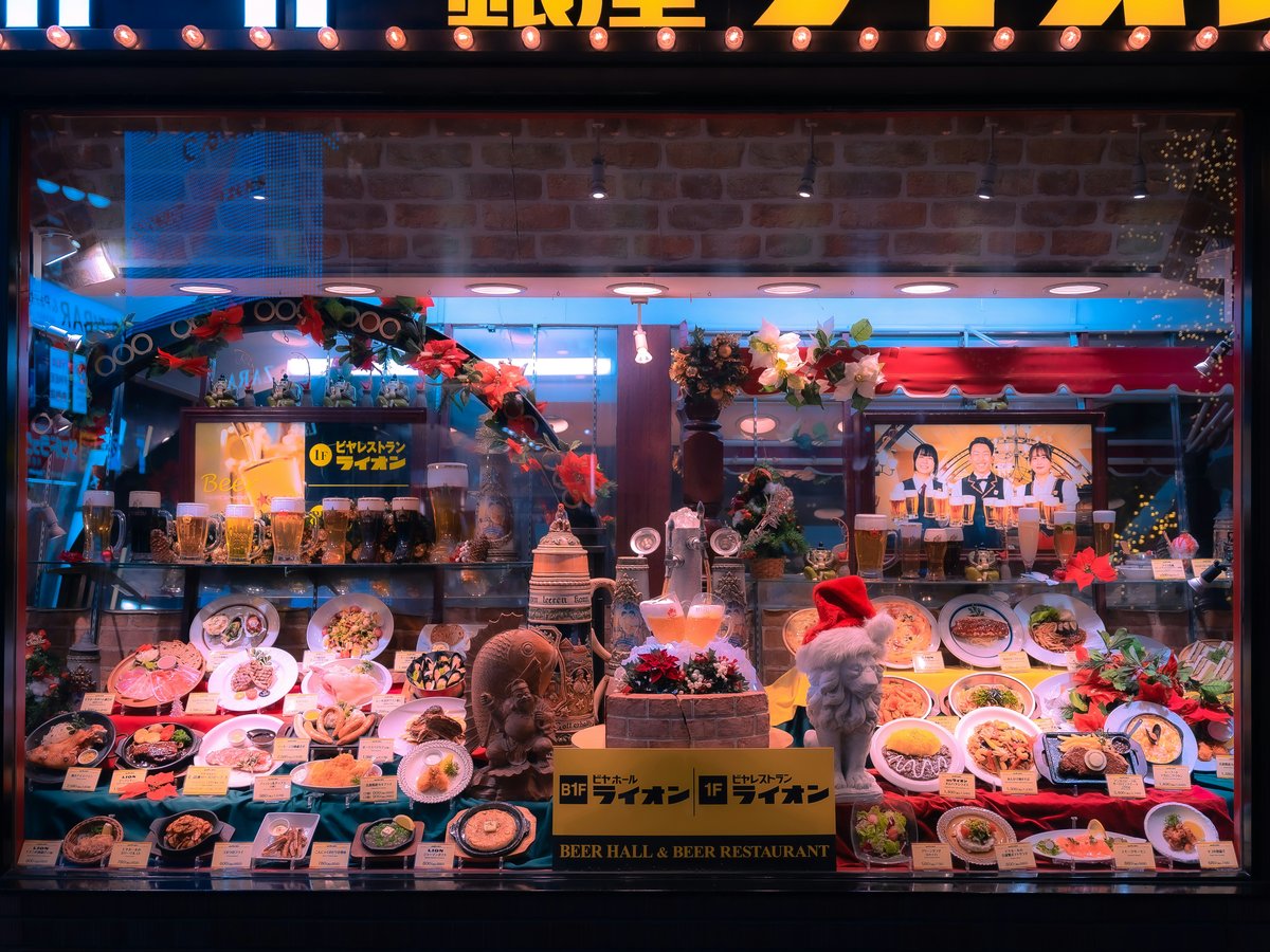 a store front window with a display of dishes