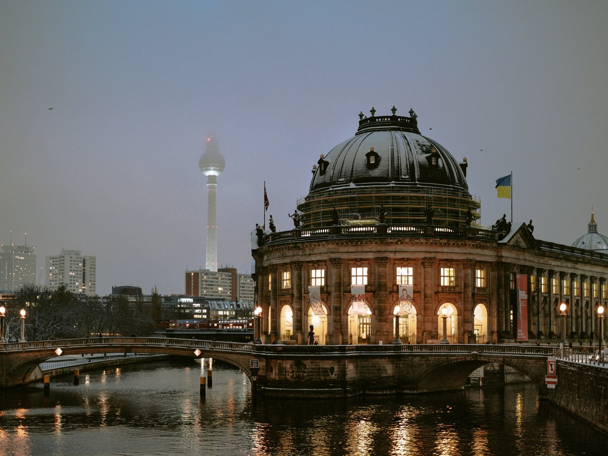 a large building with a bridge going across it