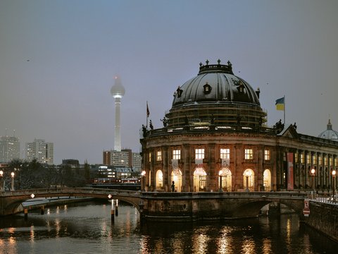 a large building with a bridge going across it