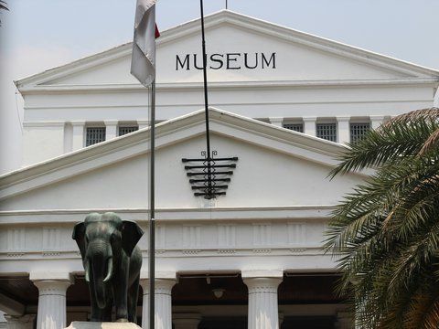 a building with a statue of an elephant in front of it