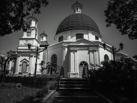 grayscale photo of dome building