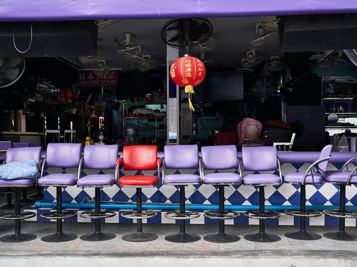 a row of chairs sitting in front of a store