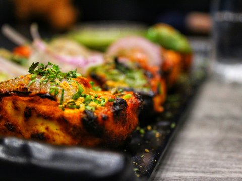 selective focus photography of grilled beef tops with vegetables